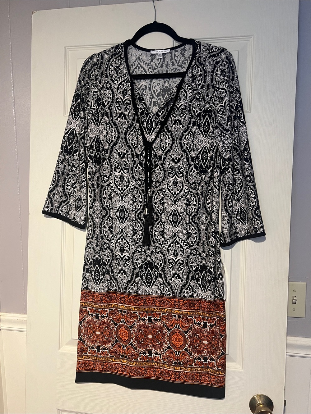 Sandra Darren black & white multi paisley boho shift dress v neck tassel sz 10